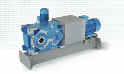 Industriegetriebe mit Hilfsantrieb, Rücklaufsperre und Motor auf Systemträger (Motorschwinge)